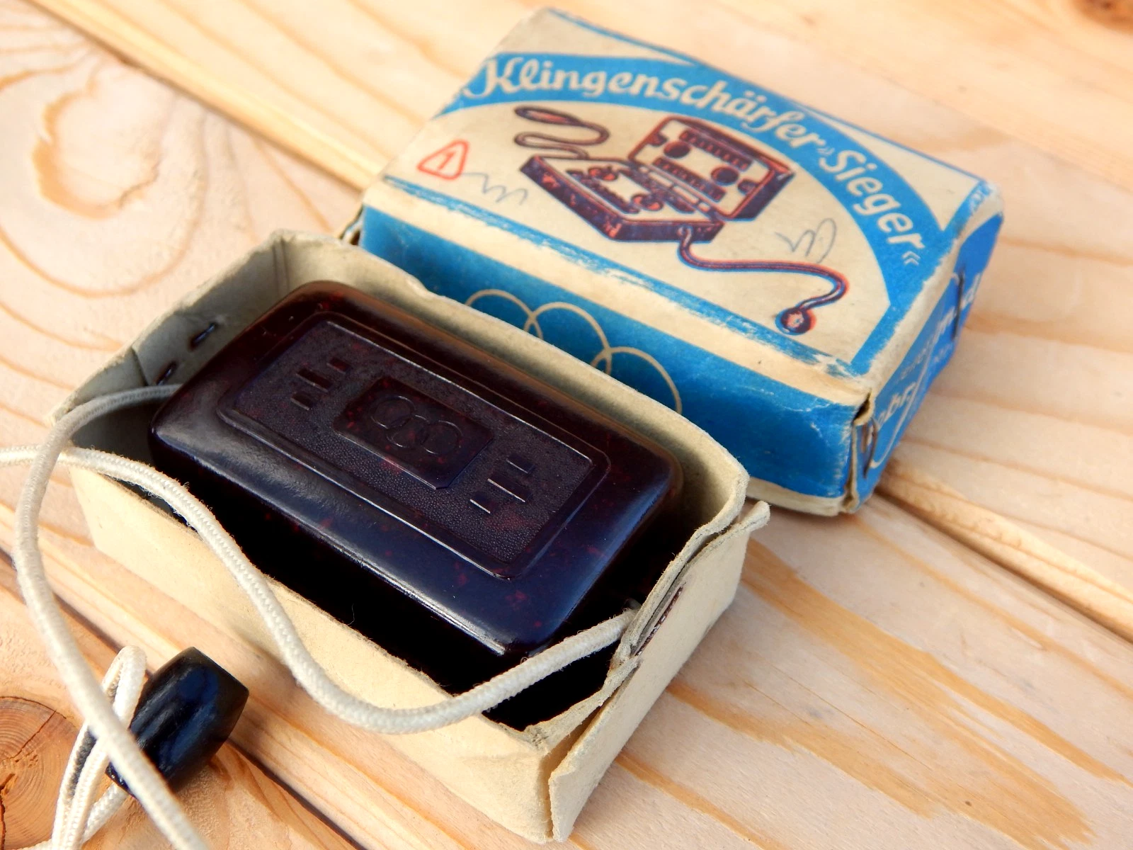 Vintage German Blade Sharpener Klingenscharfer Sieger with Original Box Papers
Opens in a new window
