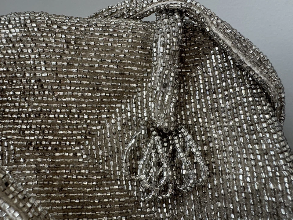 Cartera de lujo con cierre de clip de metal MCM Walborg interior satinado con cuentas a mano como nueva Foto 2 de 4