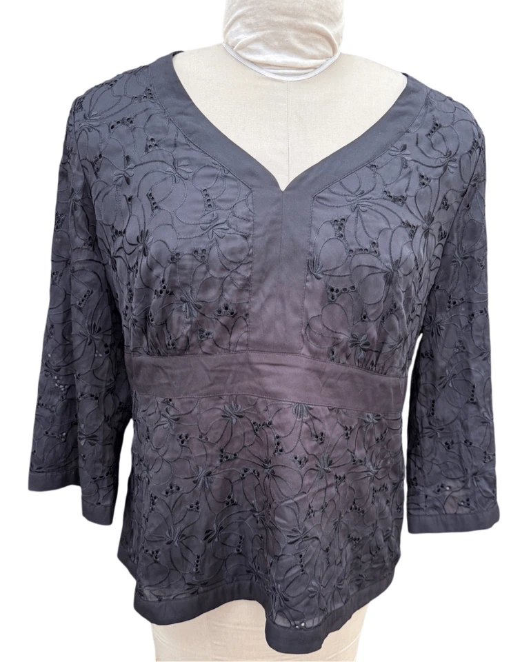 Blusa Charter Club de encaje superpuesta cuello en V mangas campana negra talla 16 Foto 3 de 4