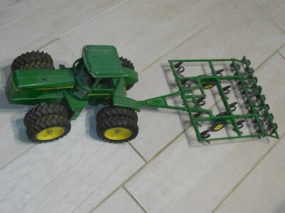 TRES ANCIEN TRACTEUR JOHN DEERE ET LE CANADIEN 1 / 16 IEME - Photo 1/4