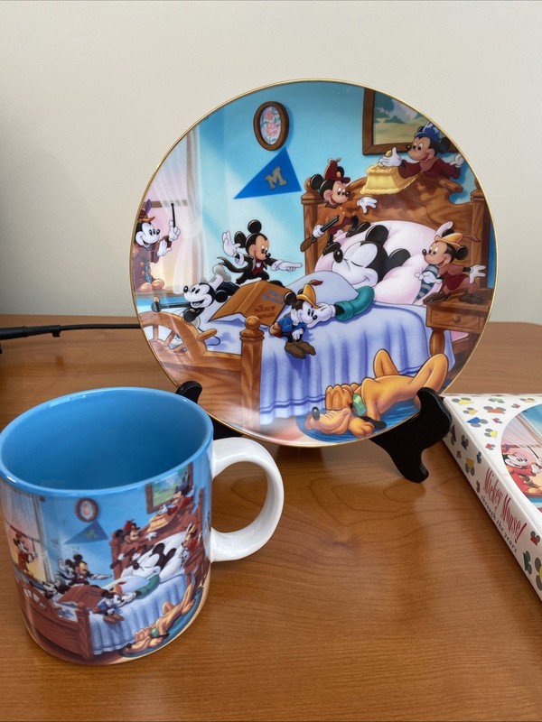 Mickey Mouse through the years Decorative plate and mug