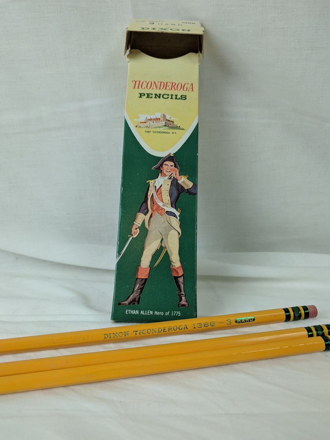 Vintage Ticonderoga 1388 #3 Hard Pencil Box with 3 Unused Pencils-image