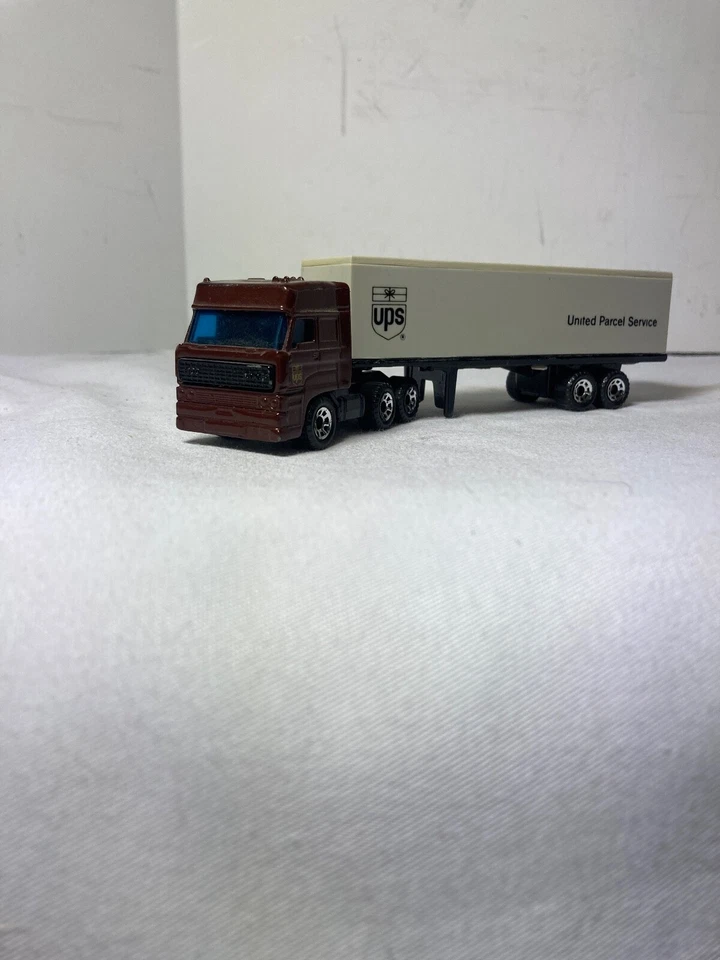 1987 Matchbox DAF3300 Space Cab UPS Tractor Trailer 1:86 Scale - Image 4 of 4