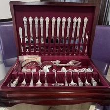 1847 Rogers Bros. Vintage 1953 Silver Plate Heritage 88-Pc Flatware Set for 12