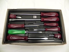 Matco 9 Piece Combination Screwdriver Set 8 Maroon & 1 Green w/Black Tray Holder