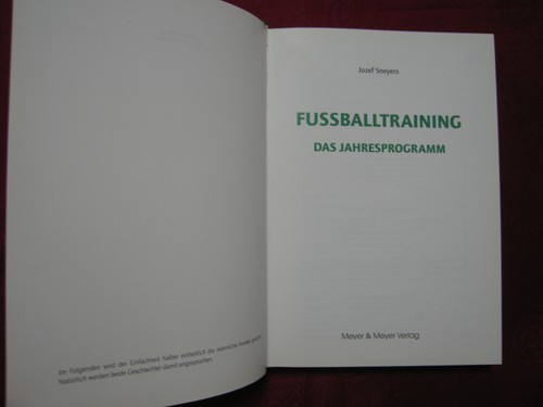 Fußballtraining das Jaresprogramm.