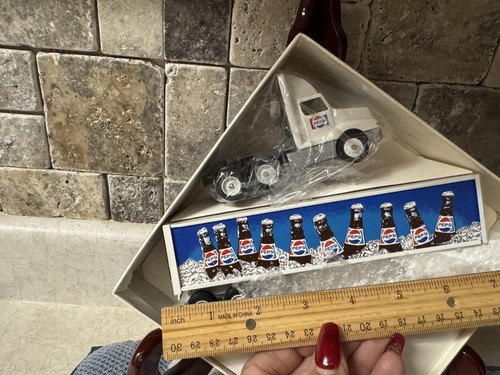 Vintage Winross Pepsi Bottle Truck modello pressofuso nuovo in scatola USA promo anni 80 NOS - Foto 1 di 5