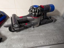 Dyson V8  mit Wandhalterung und Zubehör(Motoren laufen), als  Ersatzteil