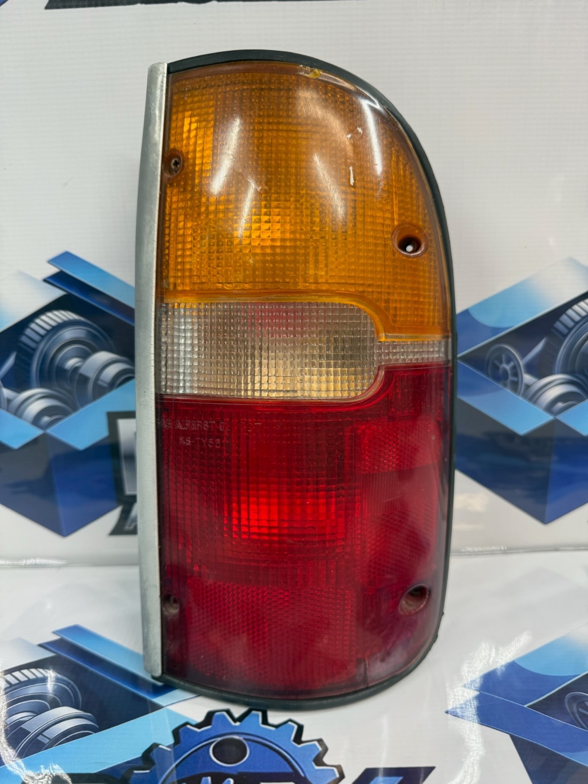 1995-2000 TOYOTA TACOMA REAR RIGHT PASSENGER SIDE TAIL LIGHT OEM
