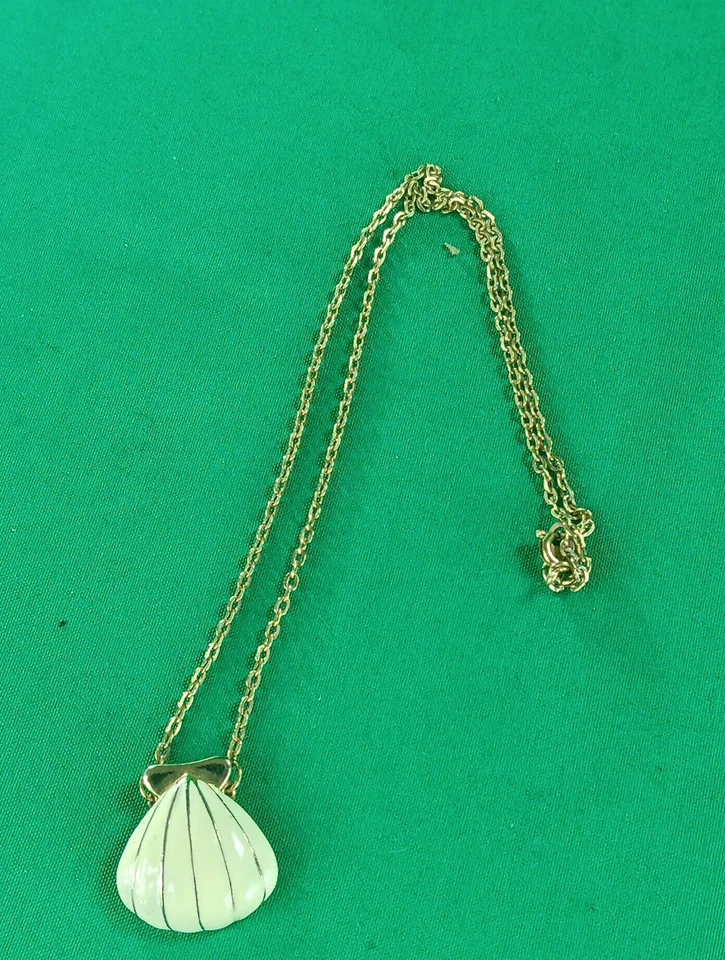 VTG Gold Seashell Pendant Necklace – Coastal Beach Jewelry Gift – Clam Shell - Image 4 of 4