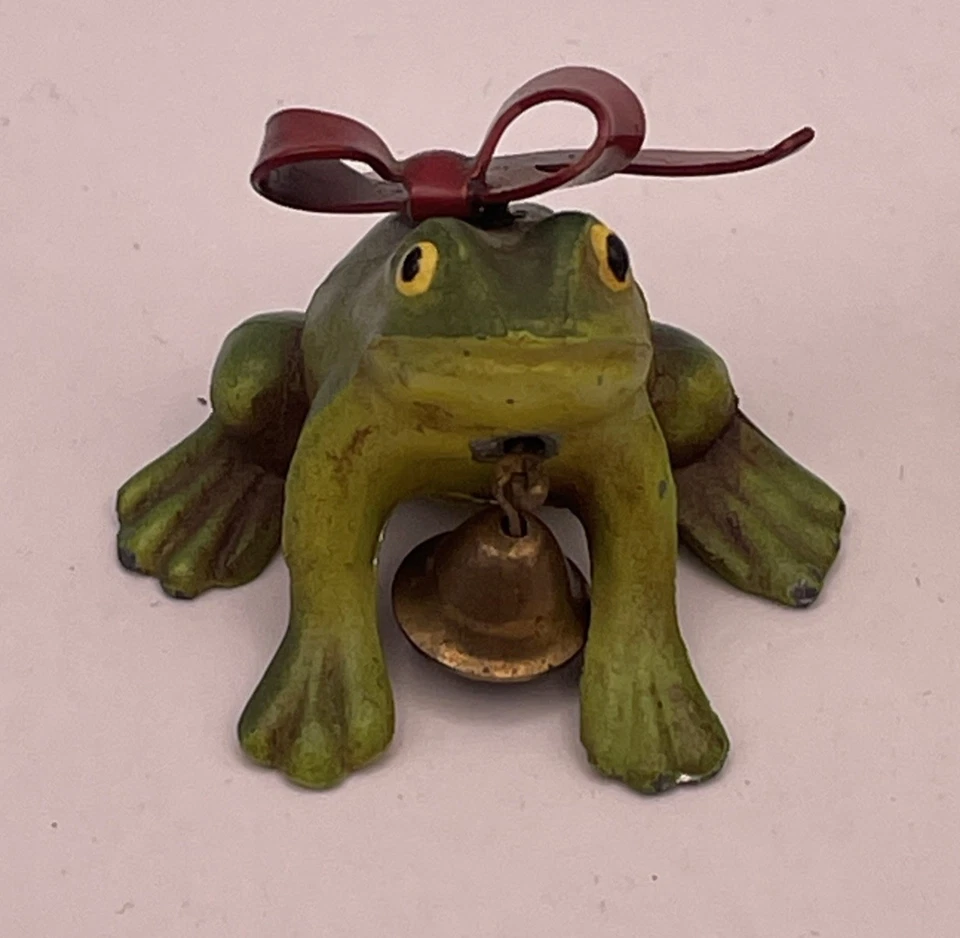 Ranas de plomo pintadas en miniatura antiguas de colección con arcos y campanas Foto 2 de 4