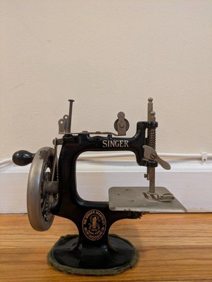 VINTAGE MINIATURE SINGER SEWING MACHINE CHILD'S MINI HAND CRANK SEWING MACHINE