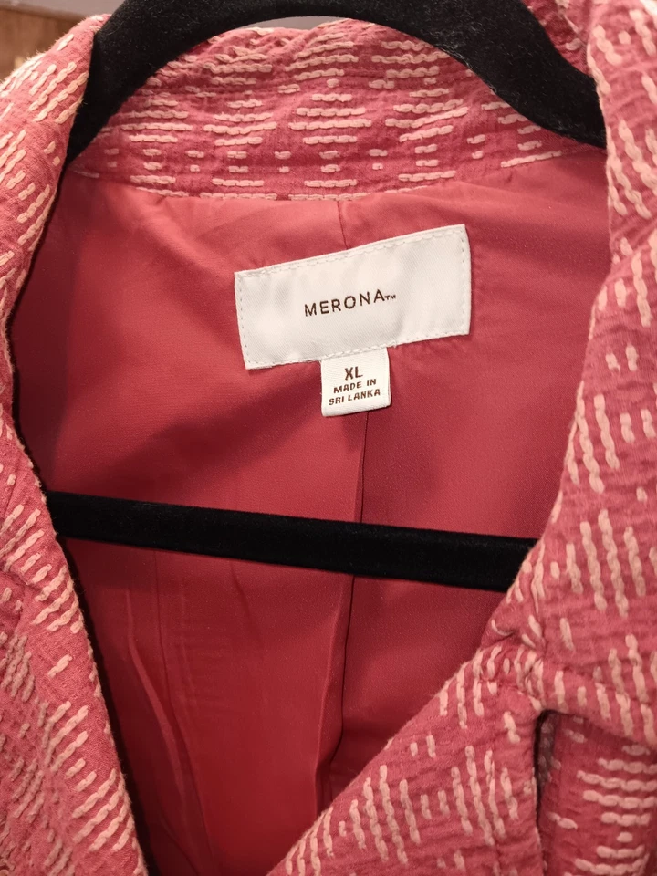 Gabardina Merona XL tela bordada roja rosa Foto 4 de 4