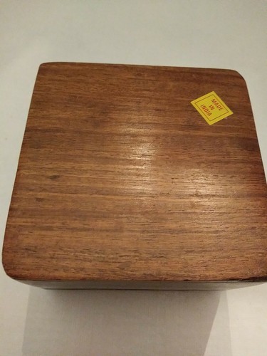 4" Quadratische geschnitzte Holzkiste mit Messing Blatt Intarsien aufklappbar Samt gefüttert Top &... - Bild 3 von 8