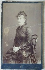 Fotografia antica cartonata ritratto di donna marchigiana con abito dell'epoca 