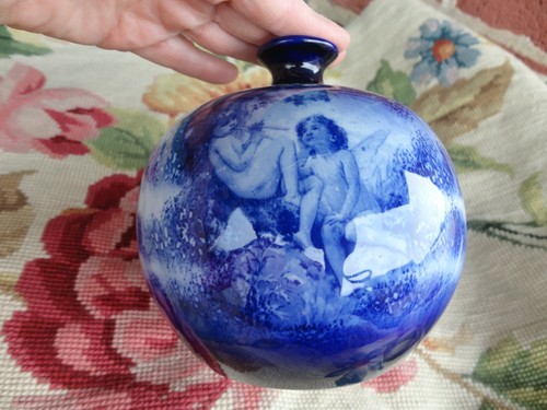 ANTIQUE VICTORIAN BABE IN WOODS FLOW FLUE CHERUB FLUTE PORCELAIN BALL VASE - Picture 7 of 9