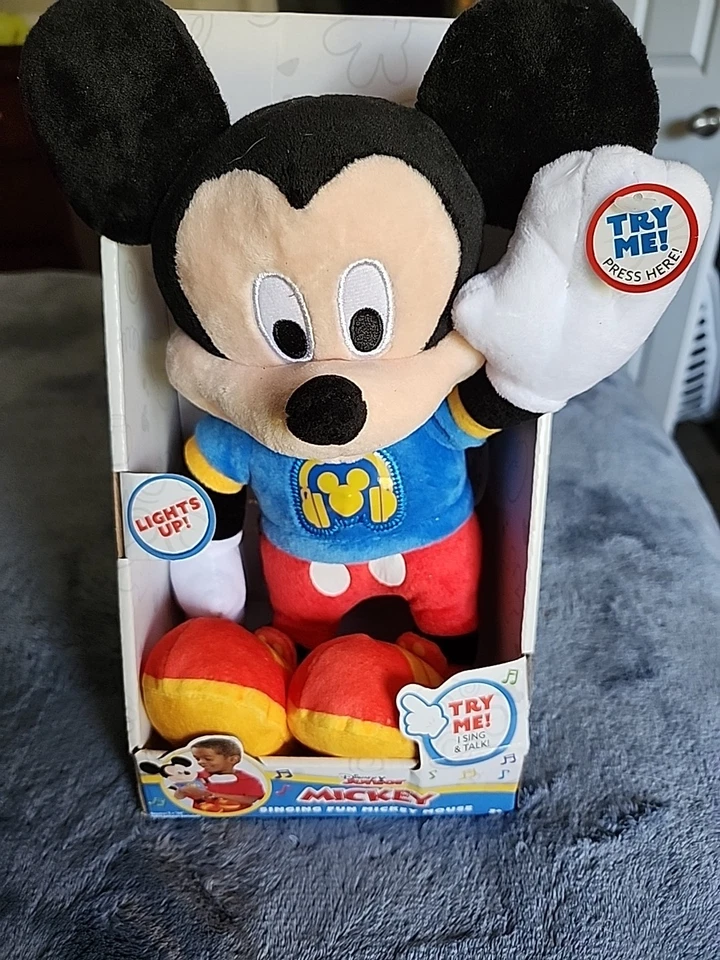 Boneca de pelúcia Disney Junior Mickey Singing Fun - Mickey Mouse falando - Imagem 3 de 4