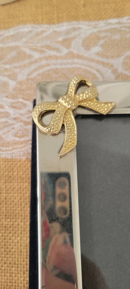 Libro álbum de fotos de terciopelo negro con cubierta de marco de fotos plateado y lazo dorado Foto 2 de 4