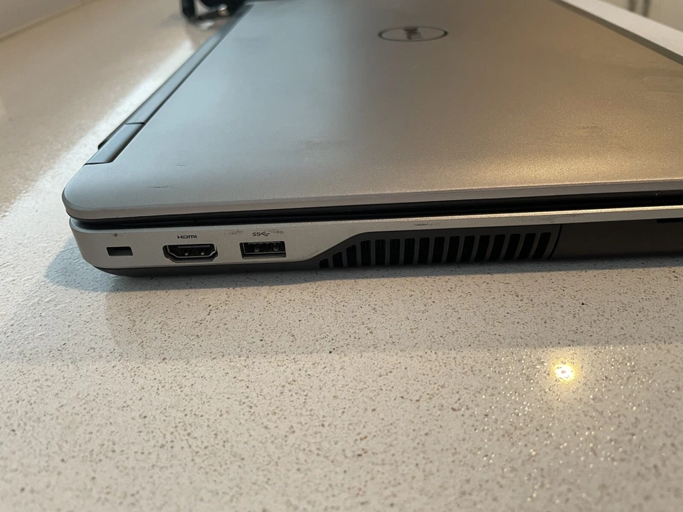 Dell Precision M2800 Core i7-4610M 3,0 GHz 8 GB 256 GB SSD AMD FirePro Foto 4 de 4