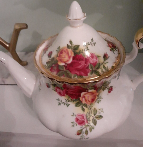 Vintage Royal Albert Bone China 2 1/4 pint teapot Old Country Roses 1962 - Picture 3 of 12
