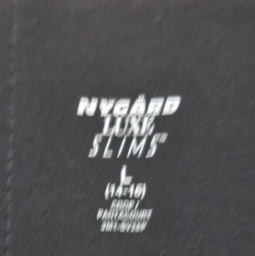 Leggings cortos Nygard Luxe ajustados negros con volantes de flores Foto 4 de 4