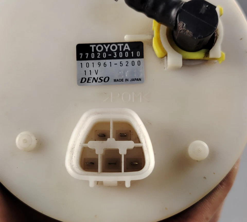 99 01 LEXUS GS300 JZS161 2JZGE / 1UZFE Fuel Pump ASSEMBLY 77024 30010 OEM JDM - Image 2 of 4