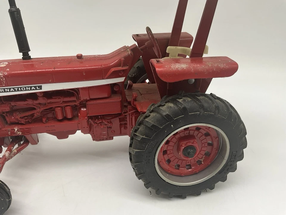 Tractor Ertl International 826 escala 1/16 con dosel 3pt enganche guardabarros tapa plana Foto 3 de 4
