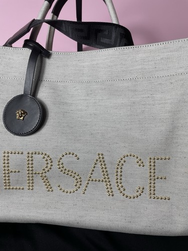 Bolso de Mano Versace La Medusa Grande de Lona Tachonada Nuevo con Etiquetas Venta al por menor $1675 - Imagen 2 de 11