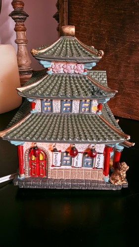 Casa de té Lemax Pagoda 2005 exclusiva de Lenox iluminada pueblo asiático funciona - Imagen 11 de 14