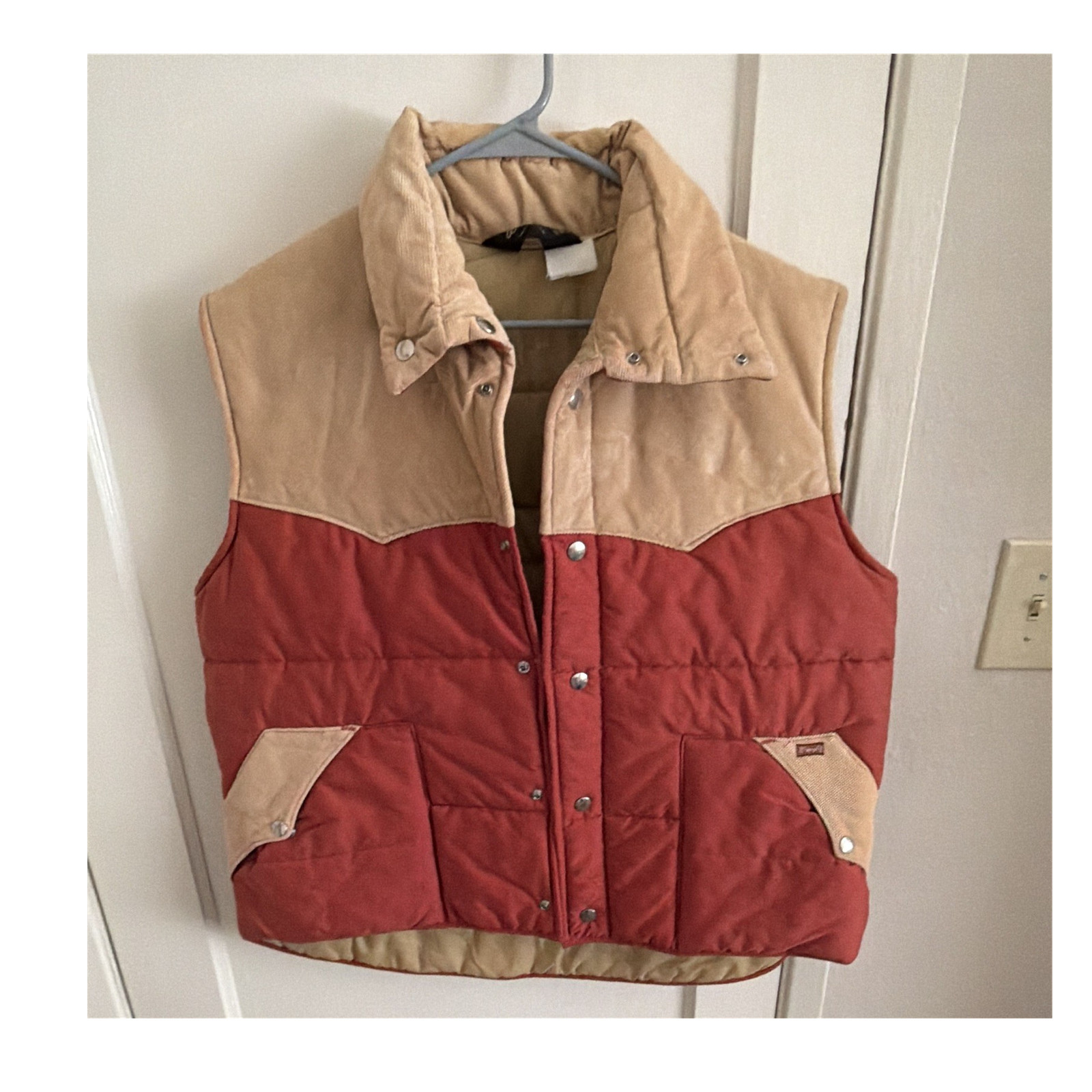 Wrangler Mens Colorblock Puffer Vest Red Beige XL Snap Button Front Pockets