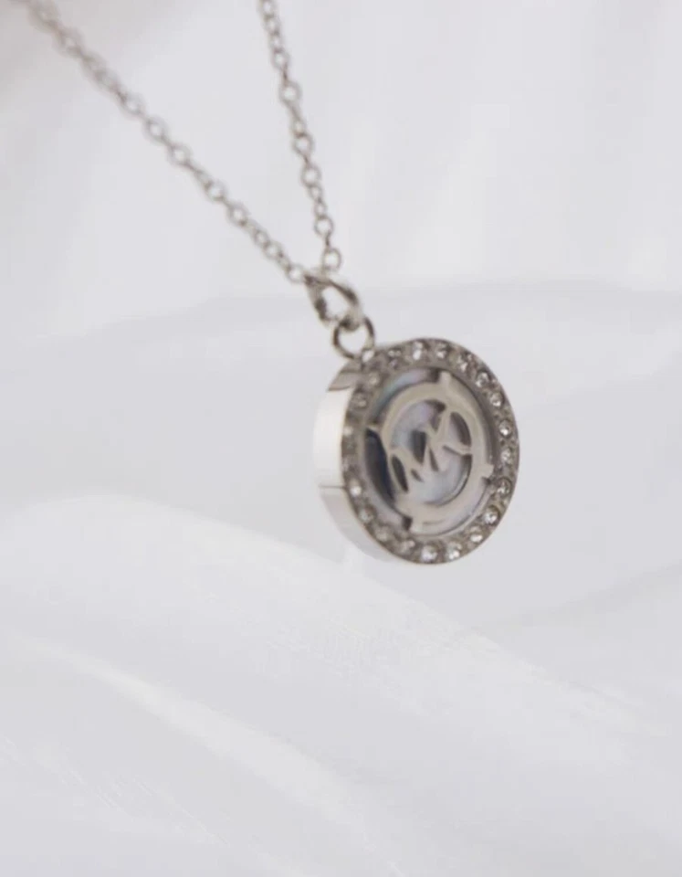 NUEVO CON ETIQUETAS Collar Michael Kors Logo Oro Plata Envío Gratis Foto 2 de 3