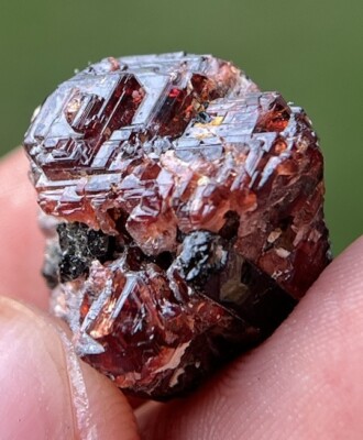 3D Kubikmaß roter Spessartin Granat Kristall kombinieren mit schwarzem Turmalin