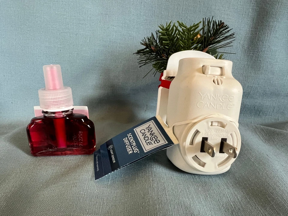 YC Light Sensor Holiday Bouquet Diffuser w/Red Berry & Cedar Refill NWT - Image 3 of 3