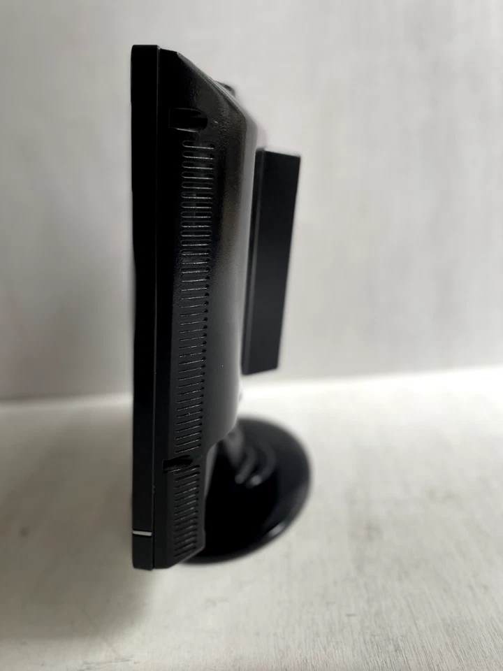 Kenmark LCD TV LVD163D 15" no remote 12v (Caravan, boat) Retro gaming perfect - Image 4 of 4