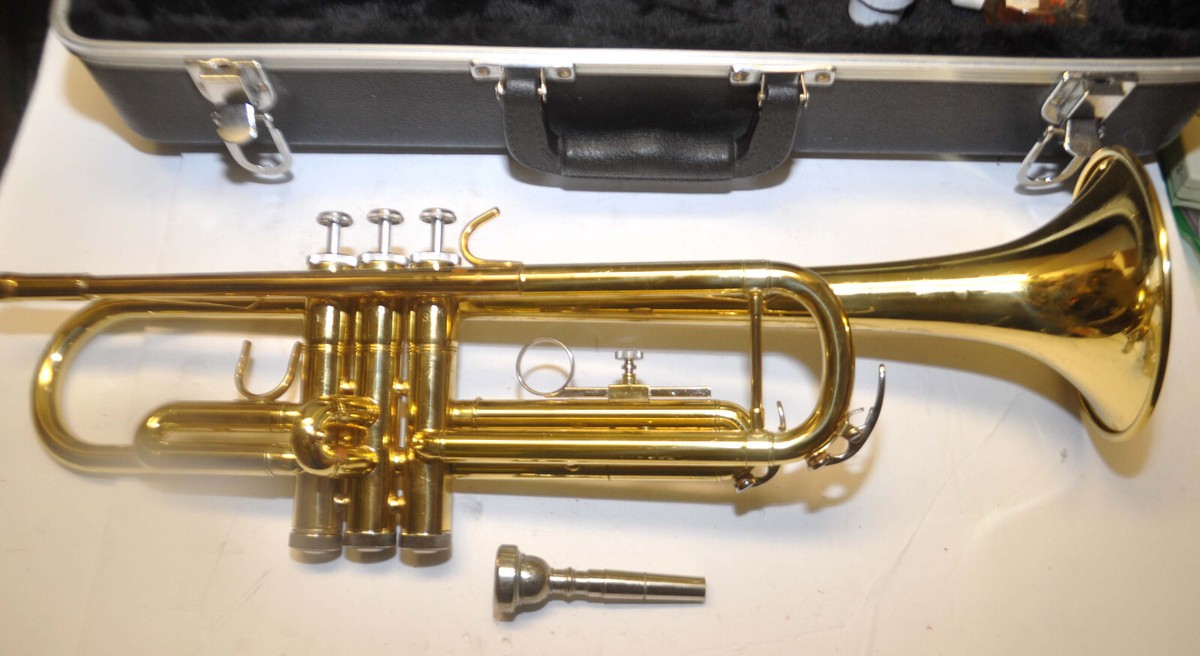 Bundy BTR-300 Series Student Bb Trumpet w/ 7c Mouthpiece in Case