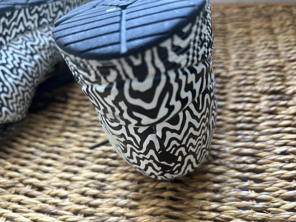 Jen Stark: Zapatilla deportiva de goteo Uno-Infinite Skechers talla 6,5 Streetwear arte mural Foto 2 de 4