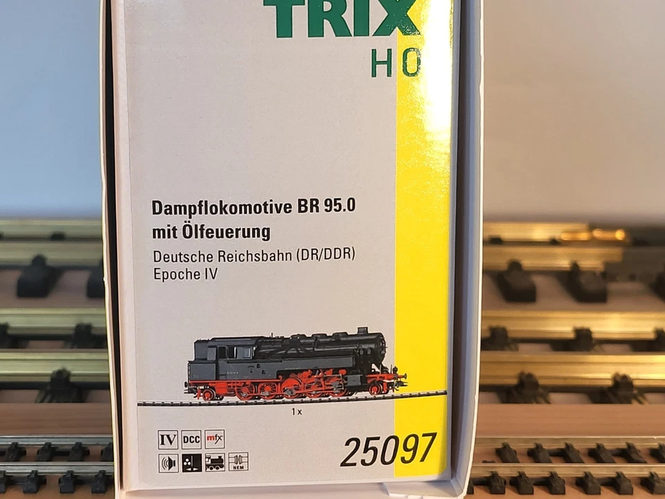 H0 Trix 25097 Dampflok BR 95 0041-4 DR ÖL DCC DIGITAL-SOUND DAMPF OVP - Bild 2 von 4