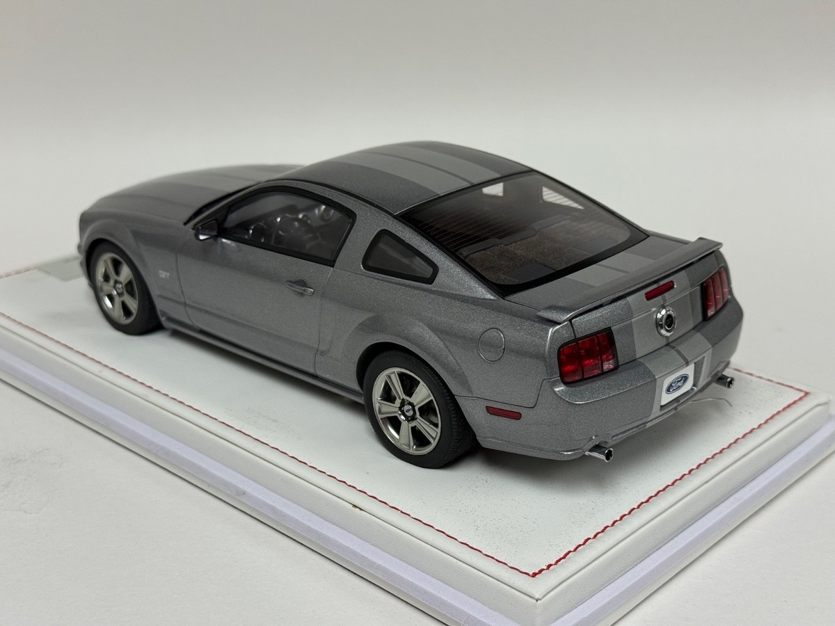 1/18 AutoArt Ford Mustang GT 2005 AutoShow SilverGrey Stripe 73013