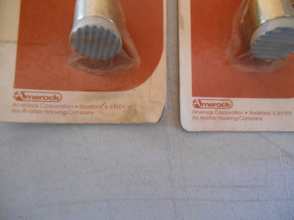 Soporte de puerta abatible Amerock Safe Hardware 2 piezas acabado latón C-82748-3 Foto 3 de 4