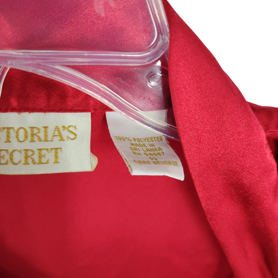 Camisa de noche vintage Victoria's Secret mediana roja satinada monograma etiqueta dorada Foto 3 de 4