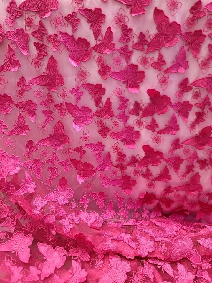 Tecido de renda floral fúcsia 3D com borboletas na malha vendido por jarda para vestido - Imagem 4 de 4