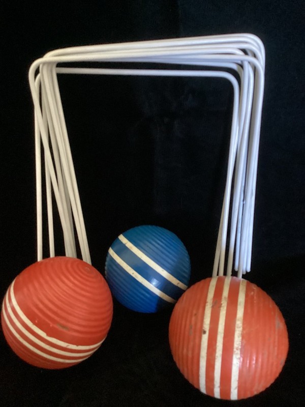 Mixed lot (3) croquet balls + Wickets