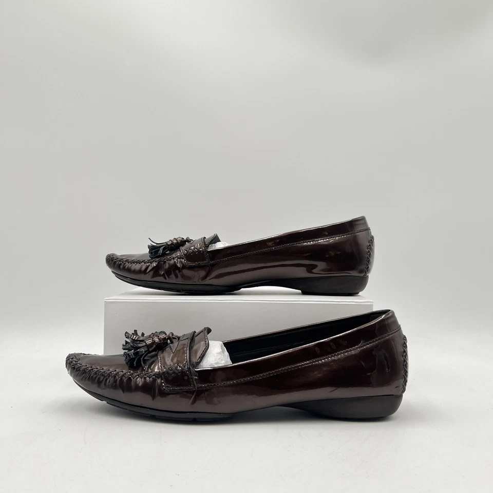 Mocassins femininos Stuart Weizman Shoes 9,5N couro envernizado marrom com canecas - Imagem 3 de 4