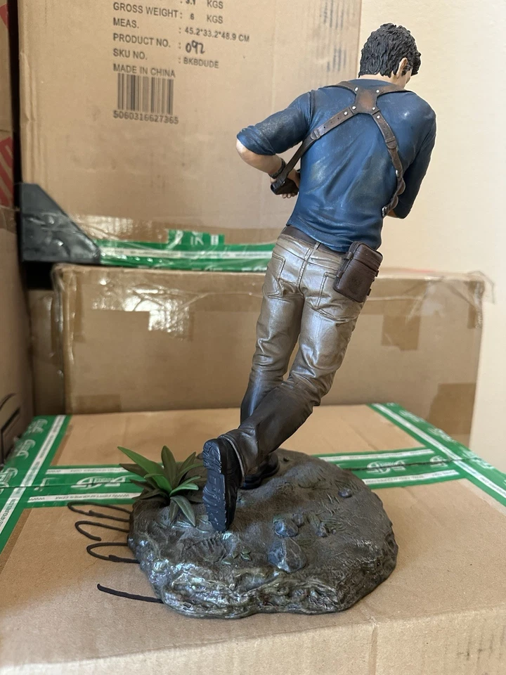 Uncharted 4 Collector's Edition | Nathan Drake Statue Figure and art book - Image 3 of 4