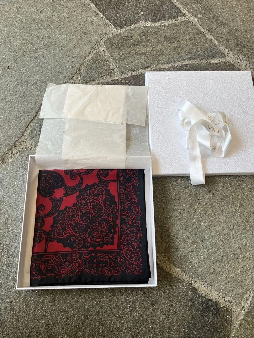 Foulard Dior rouge noir soie coeur femme France 116898