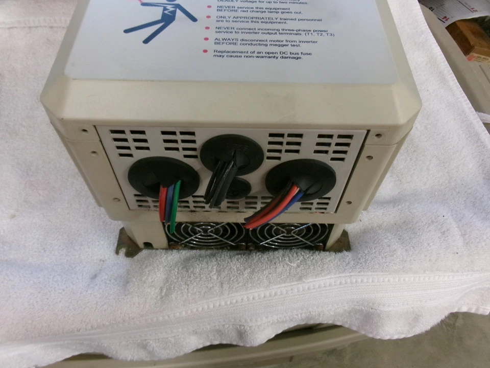 Unidad de CA EMS 380/460V CIMR-P5U4011 Foto 3 de 4