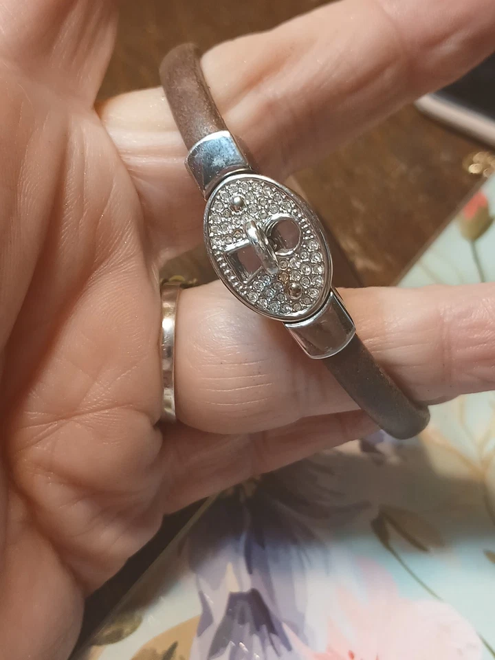 Pulseira de couro fóssil prata e marrom com trava de pavimento de cristal e fechamento de chave 7 polegadas - Imagem 2 de 4