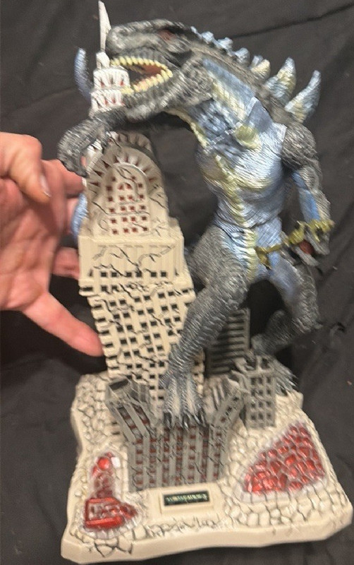 Trendmasters Godzilla Figure with Building Base Ages 8-11 12-16 17+ Years