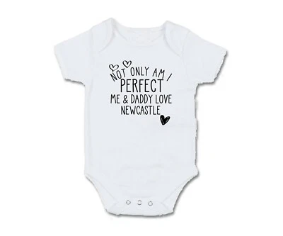 Newcastle Not only am I perfect Baby Grow Body Pullover Lätzchen Fußball Geschenk
