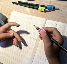 Children's writing posture using a pen with soft rubber grip for beginners - cor